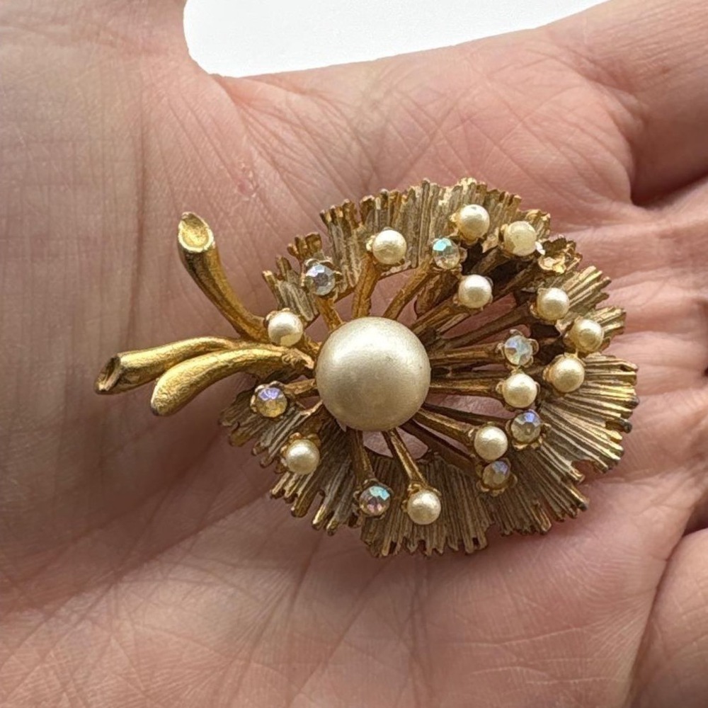 Vintage BSK‎ Goldtone Aurora Borealis Rhinestone Faux Pearl Flower Brooch J169